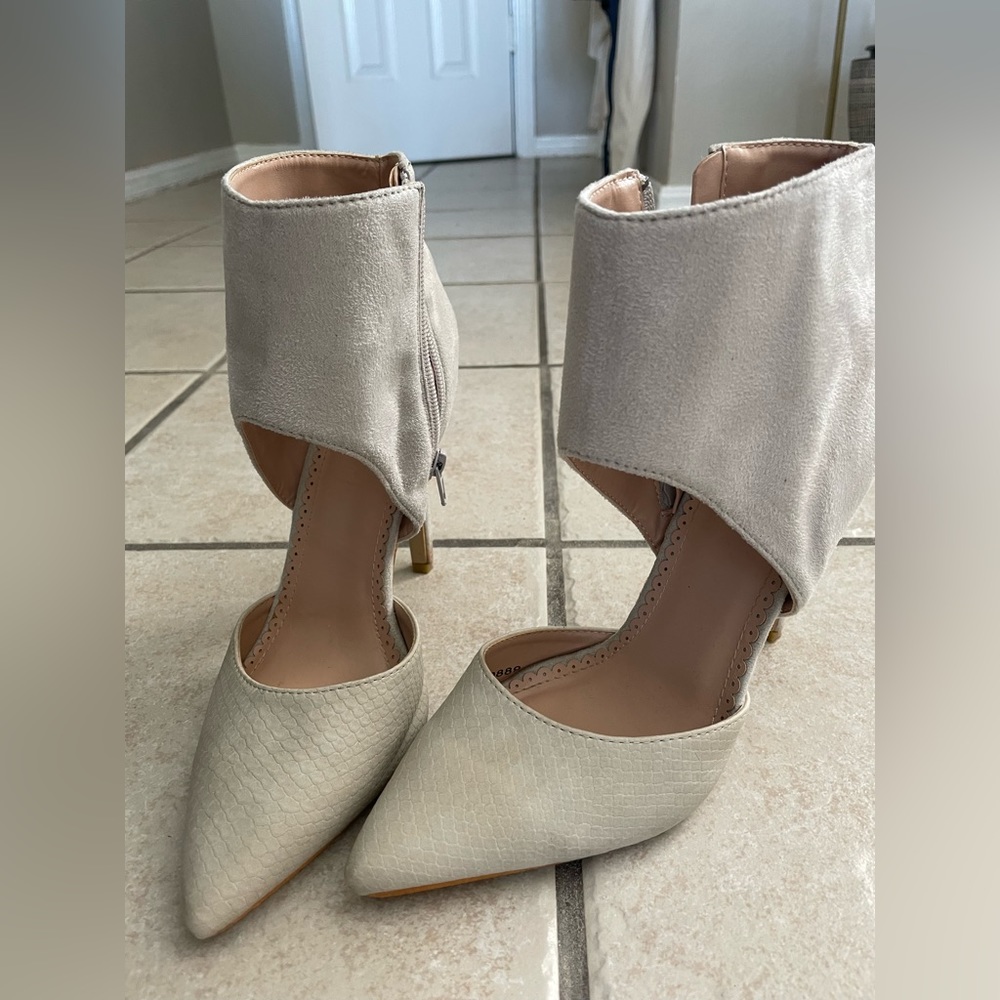 Tan cuffed heels sz 8